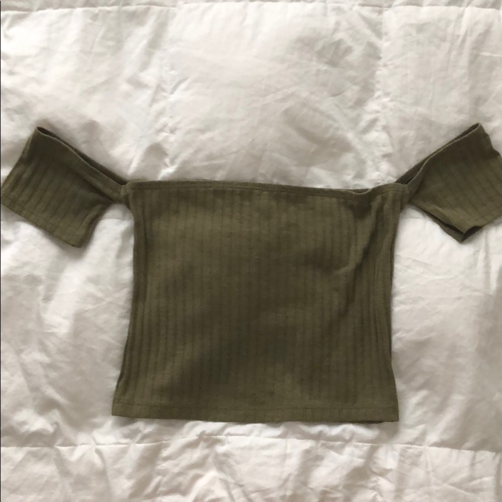 Army color over the shoulder crop top 🍀
